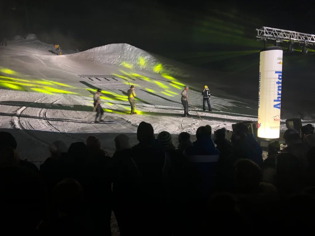 Fahrende auf der beleuchteten Piste bei der Abendshow.